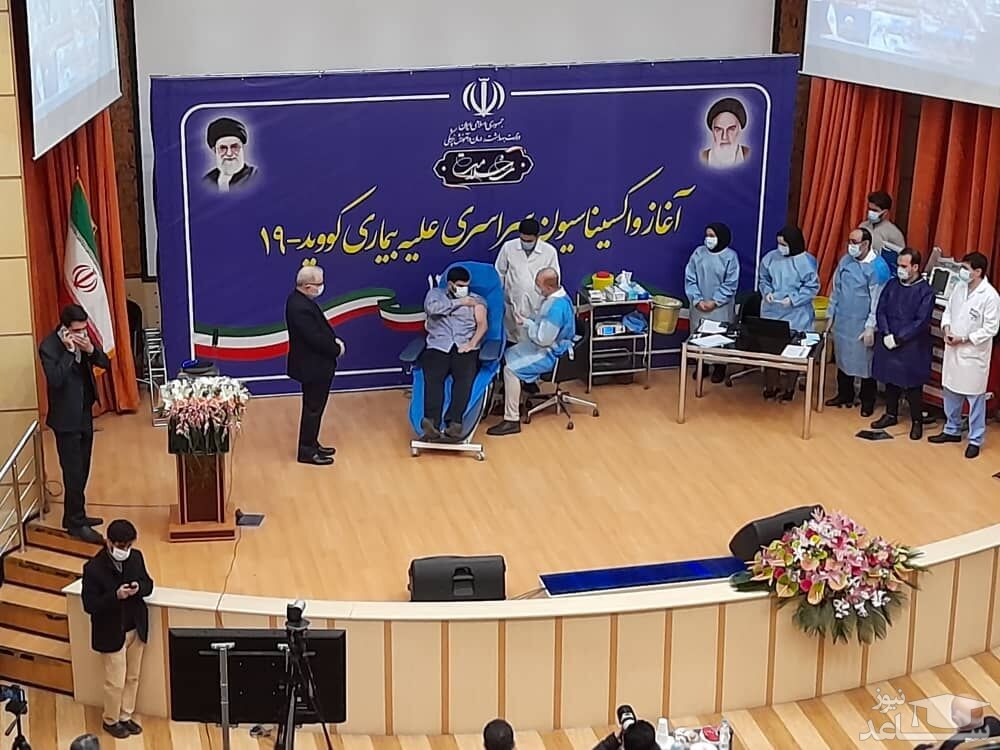 واکسیناسیون سراسری علیه کرونا در ایران آغاز شد/ فرزند وزیر بهداشت، نخستین تزریق کننده