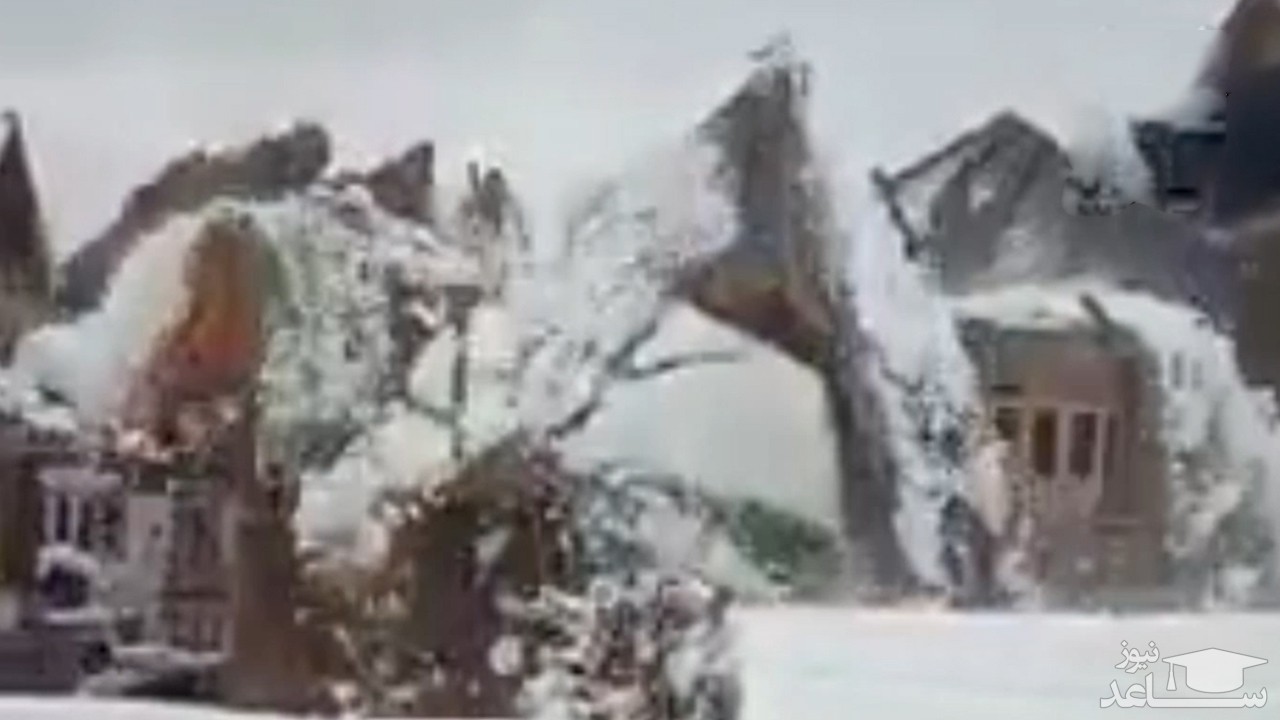 (فیلم) فرو ریختن سقف یک خانه زیر فشار برف سنگین