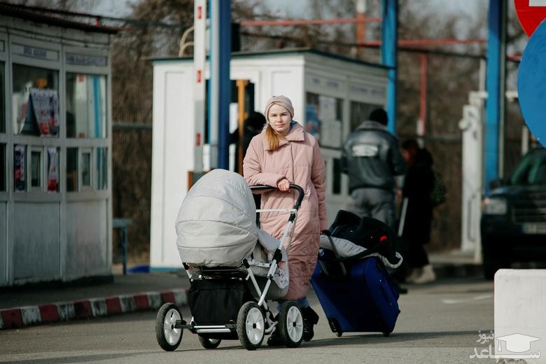 شهروندان اوکراینی و خارجی در حال ورود به خاک رومانی/ رویترز