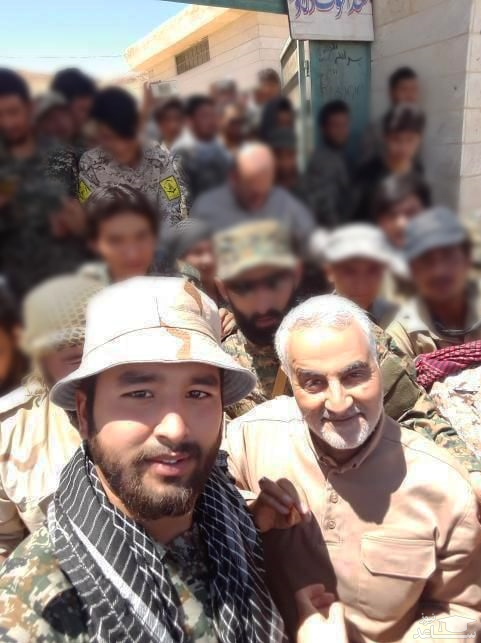 عکس یادگاری یک رزمنده فاطمیون با حاج قاسم