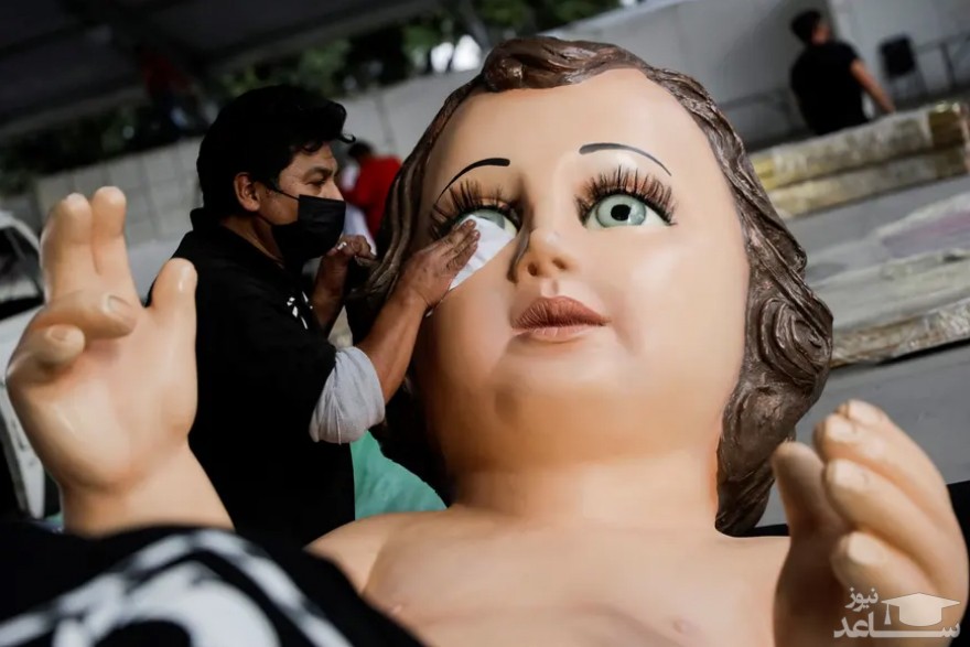تمیز کردن مجسمه بزرگ مسیح نوزاد برای یک جشنواره آیینی در مکزیک/ رویترز