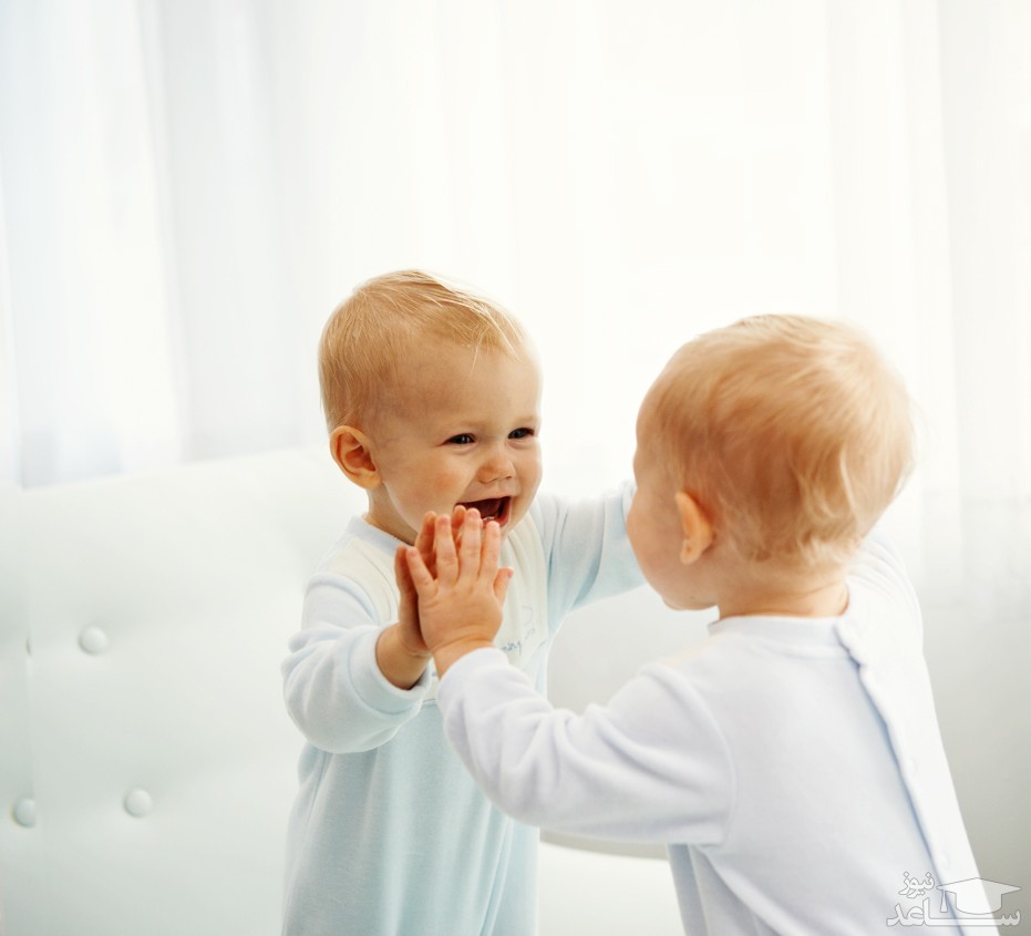فواید بازی کردن نوزاد با آینه