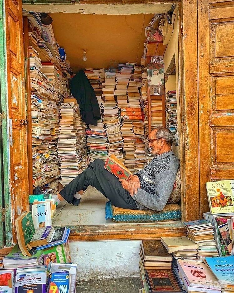 داستان عجیب مردی که شبانه روز کتاب می خواند + عکس