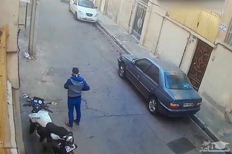 (فیلم) لحظه هولناک سرقت مسلحانه یک موتورسیکلت در اهواز در روز روشن!
