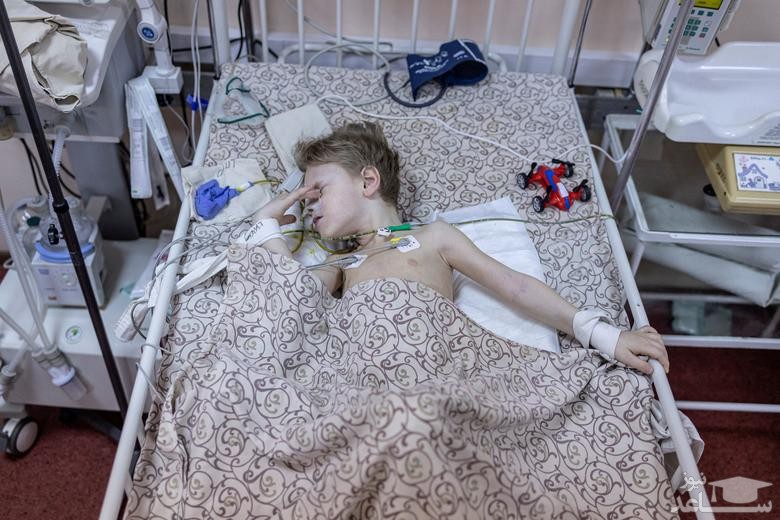 زخمی شدن کودک اوکراینی در حمله موشکی روسیه به شهر "ماریوپول" اوکراین/ رویترز