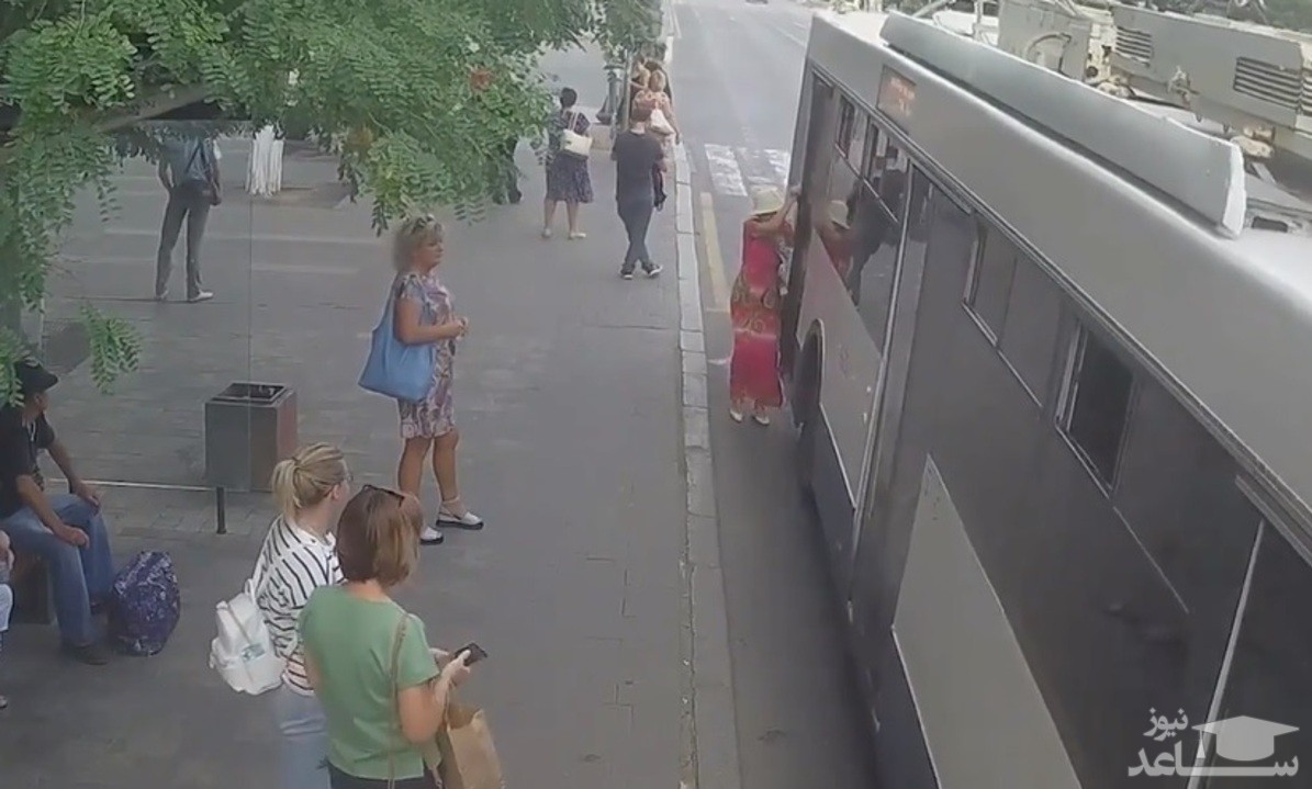 (فیلم) گیر کردن دست پیرزن بین درب‌های اتوبوس در حال حرکت