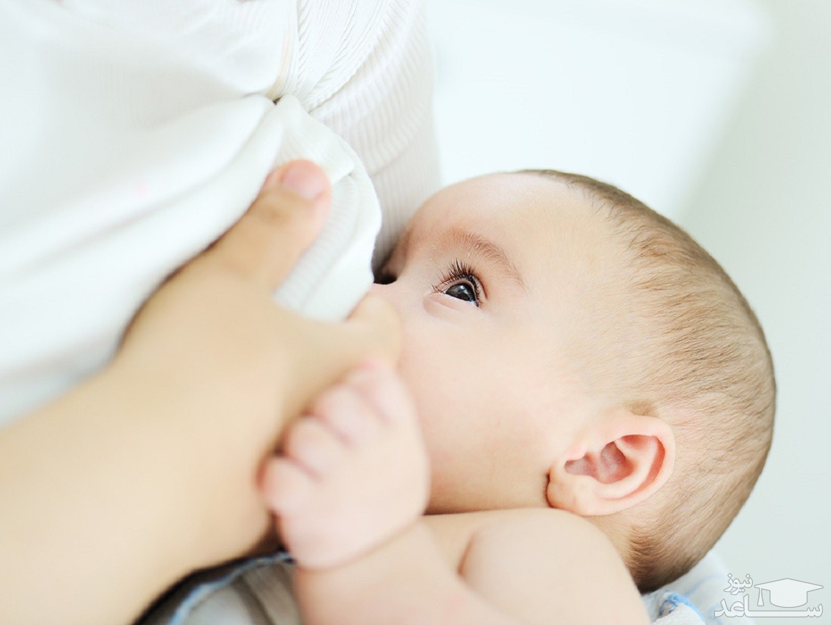 کودک در حال شیر خوردن