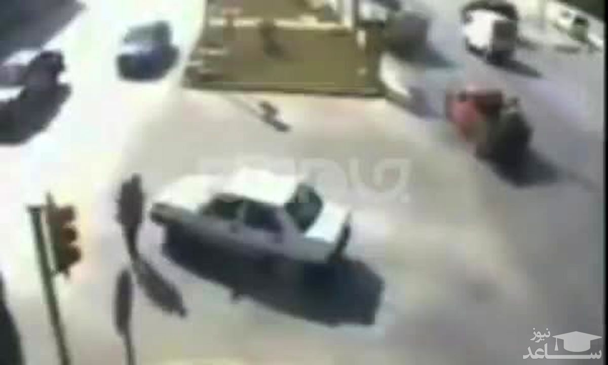 (فیلم) لحظه ترسناک پرت‌شدن کودک از پنجره خودرو