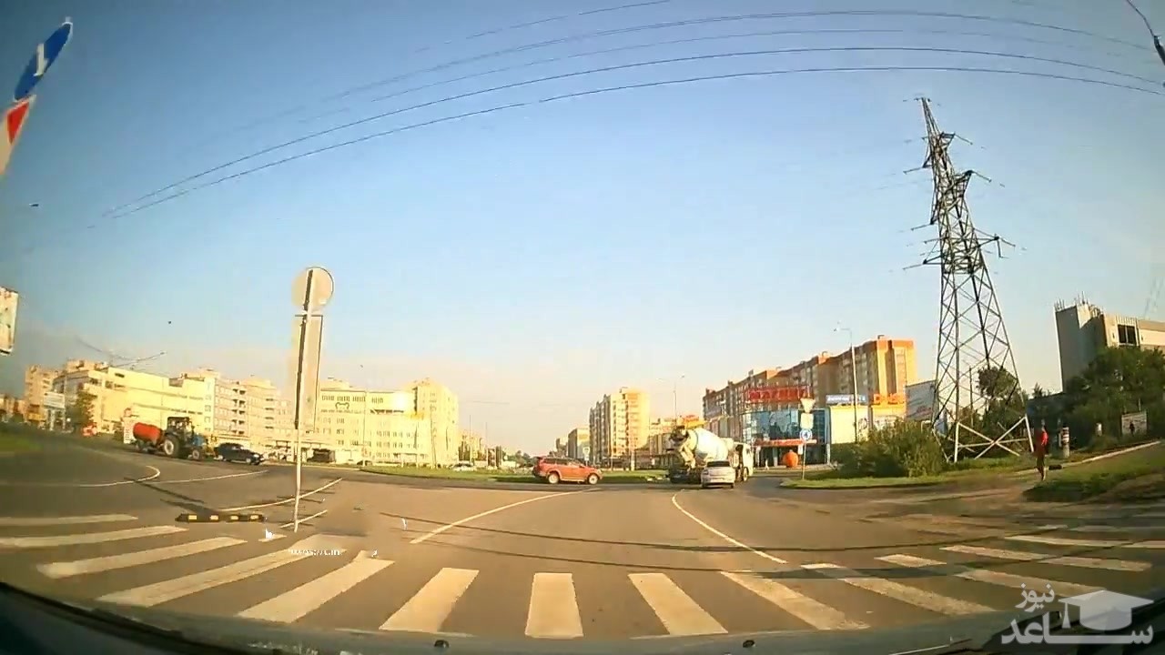 (فیلم) مهارت راننده تراکتور در توقف به موقع خودرو