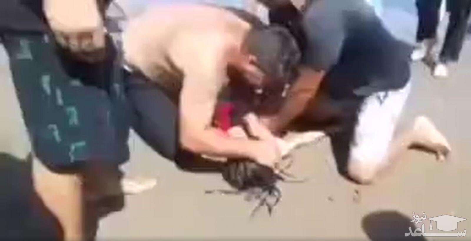 (فیلم) لحظه نجات کودک ۸ ساله از مرگ توسط غریق نجات ها در ساحل بابلسر 