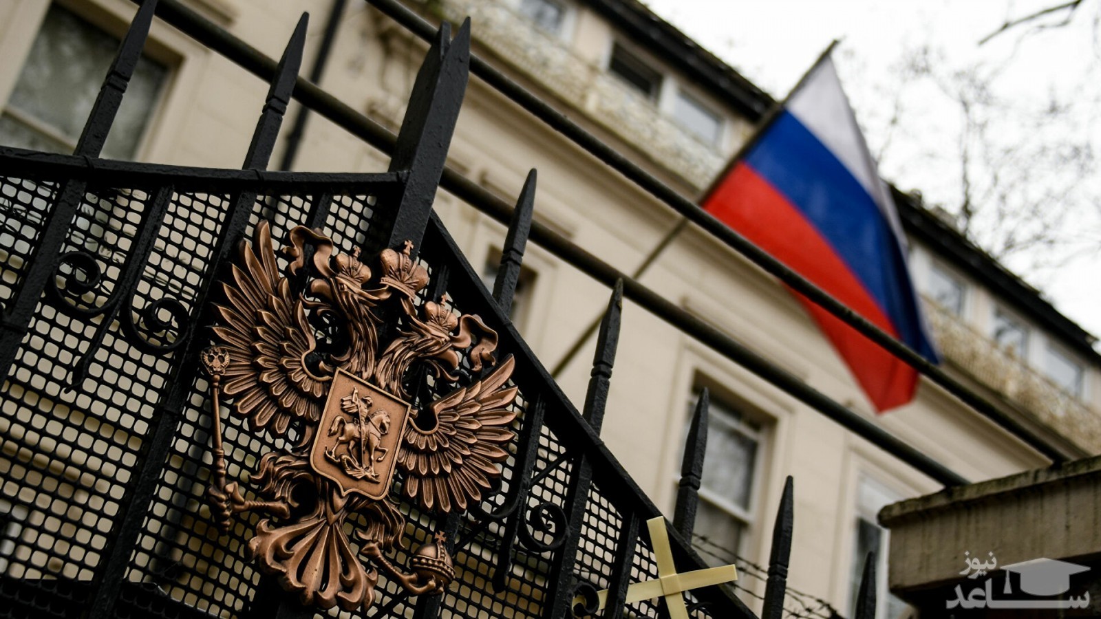 (عکس) نصب درب های شکسته مقابل سفارت روسیه
