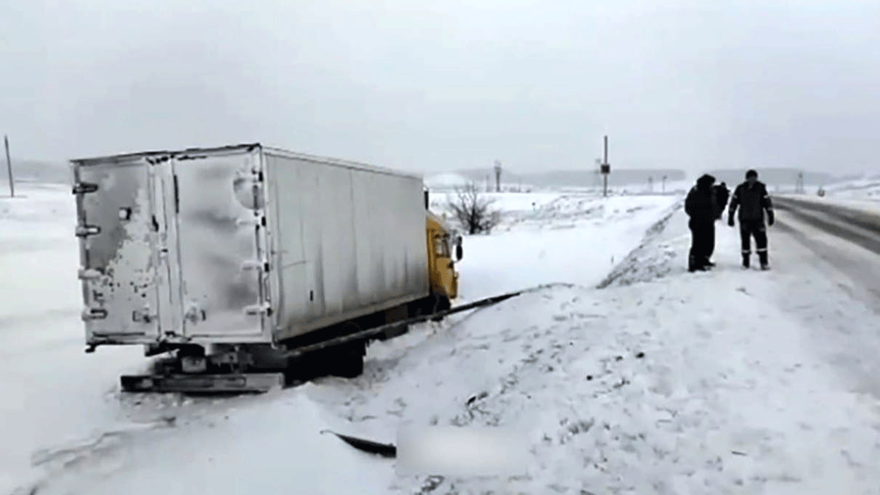 (فیلم) مرگ راننده سواری در اثر تصادف با کامیون