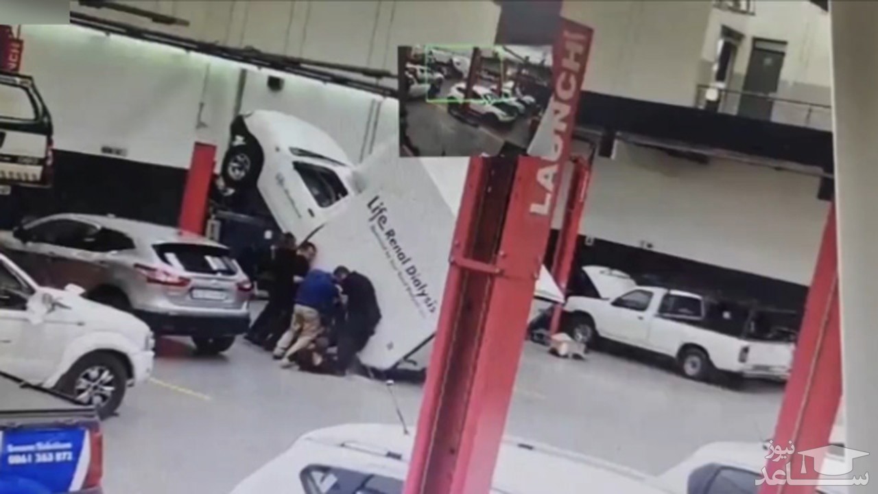 (فیلم) سقوط هولناک یک خودروی وانت روی تعمیرکار 