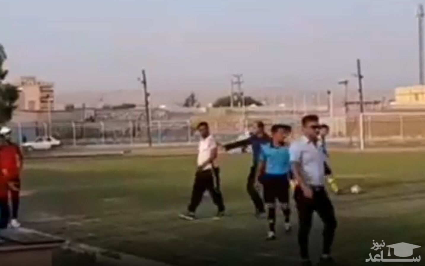 (فیلم) درگیری فیزیکی پدر یک بازیکن با داور!