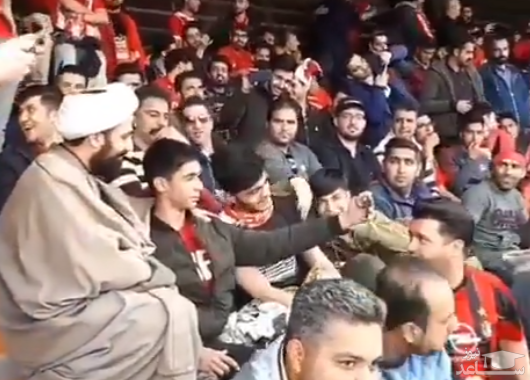 (فیلم) برخورد جالب هواداران تراکتورسازی با یک طلبه در ورزشگاه