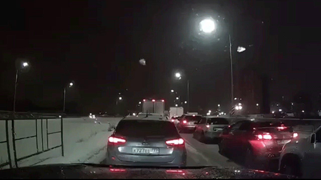 (فیلم) عاقبت زرنگ بازی یک خودرو در ترافیک
