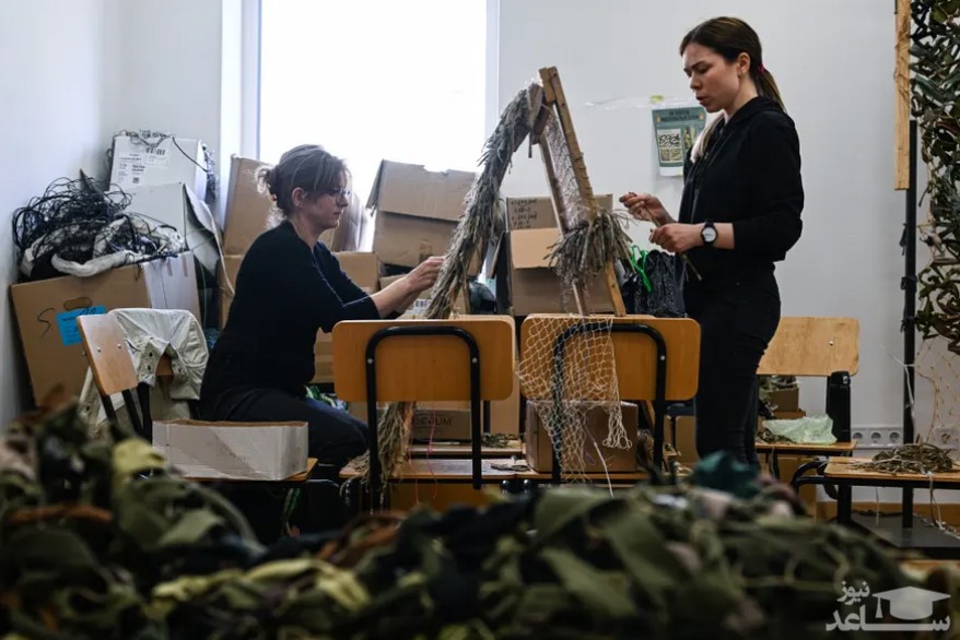 نیروهای داوطلب در شهر "لویو" در غرب اوکراین در حال درست کردن لباس های استتار برای تک تیراندازان ارتش اوکراین/ خبرگزاری آناتولی