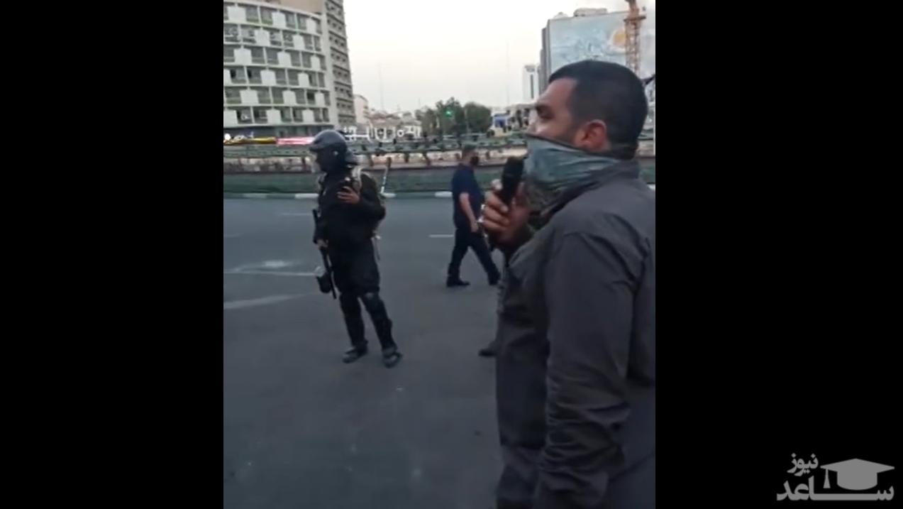 (فیلم) رفتار متفاوت فرمانده یگان ویژه با مردم در میدان ولیعصر/ ما هم عزاداریم