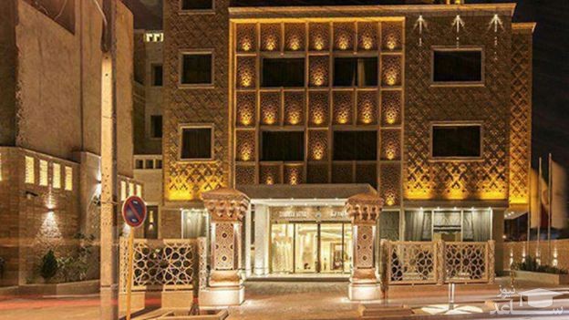 فضای بیرون هتل زندیه شیراز در چمران