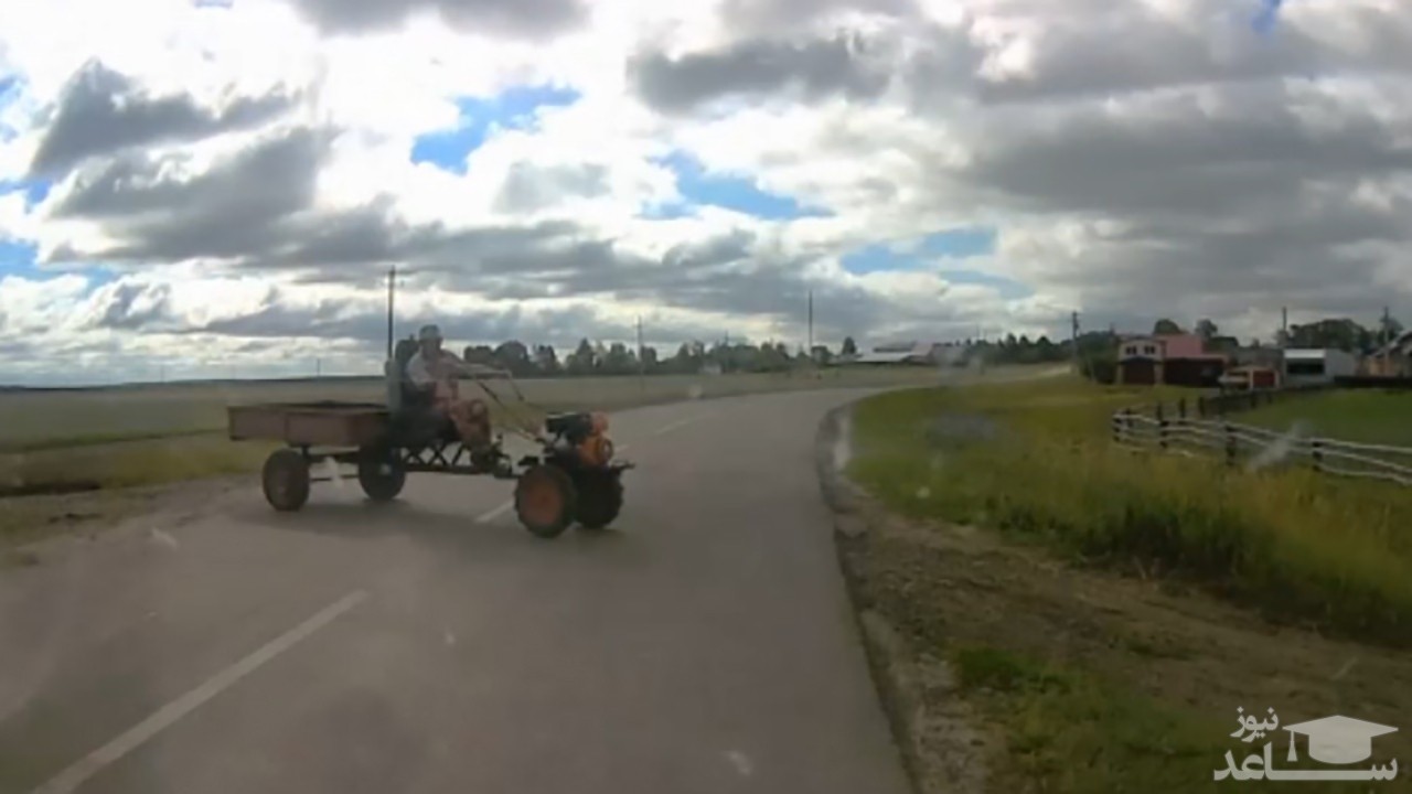 (فیلم) برخورد با تراکتور در جاده خلوت