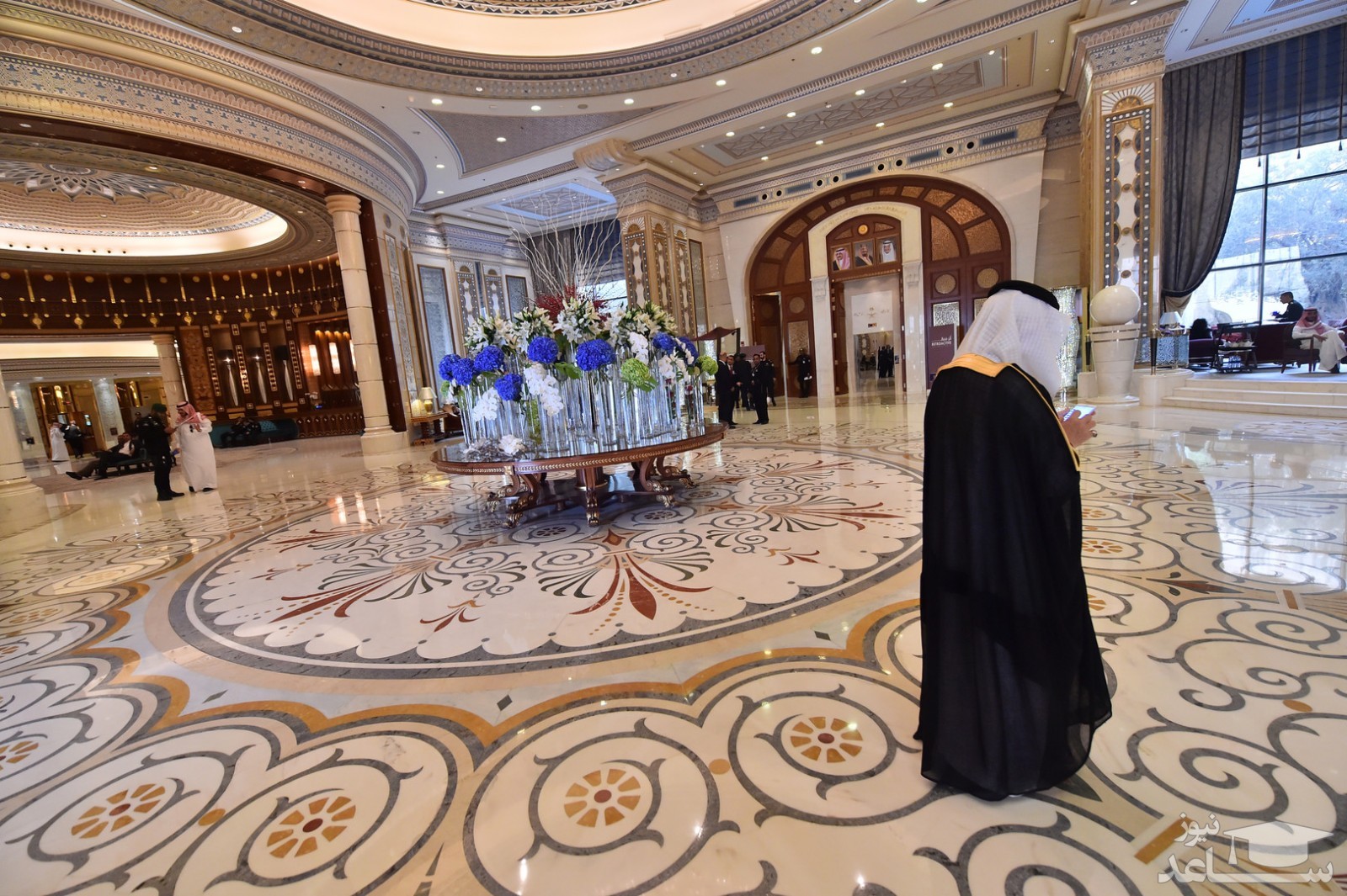 بن سلمان در این هتل با شاهزادگان چه می کند؟