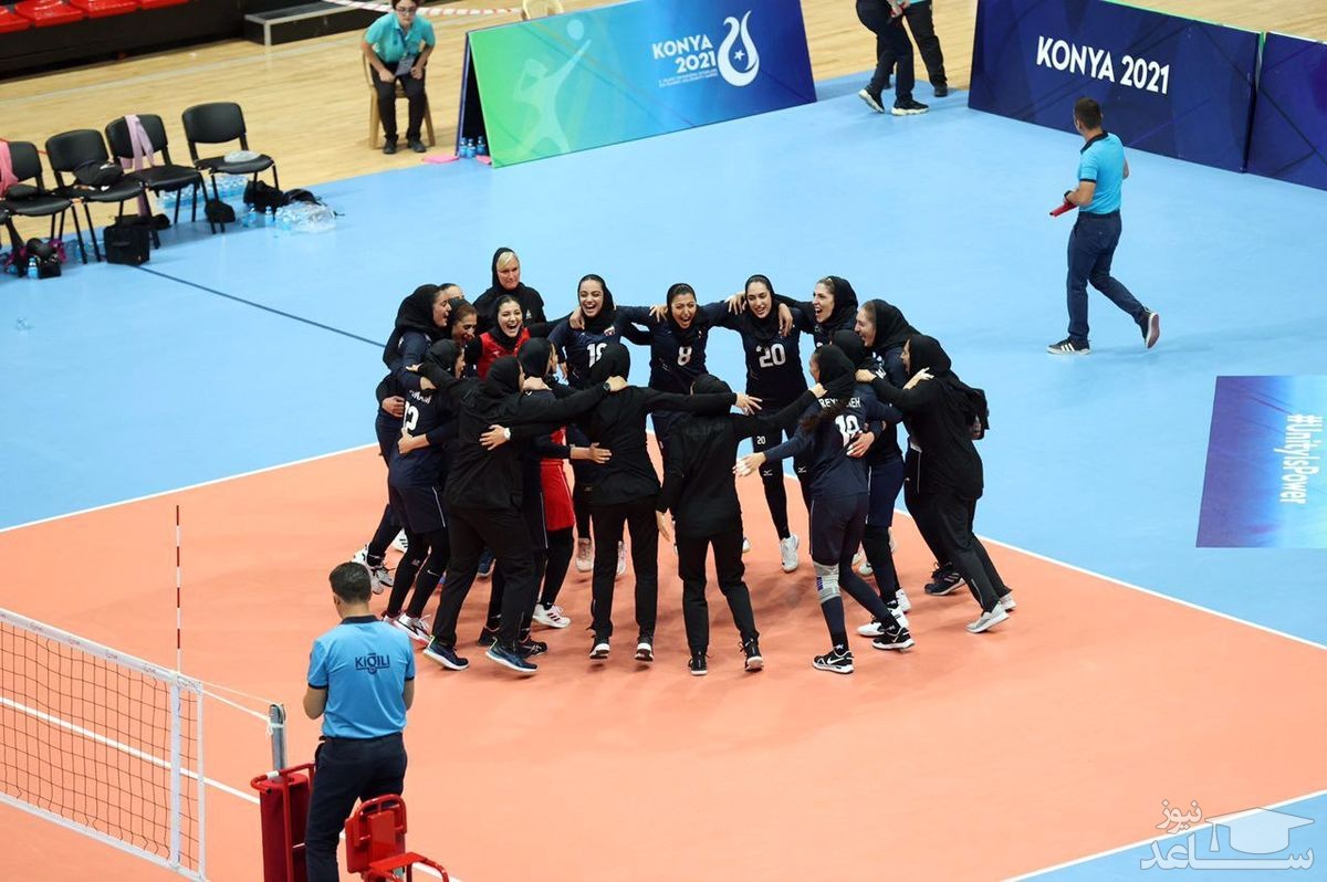 (فیلم) خوشحالی جالب دختران والیبال ایران در رختکن پس از شکستن طلسم ۵۶ ساله