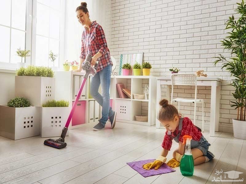 مادر و فرزند در حال تمیز کردن خانه