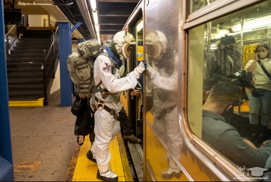 مردی با لباس فضانوردی در ایستگاه مترو شهر نیویورک آمریکا