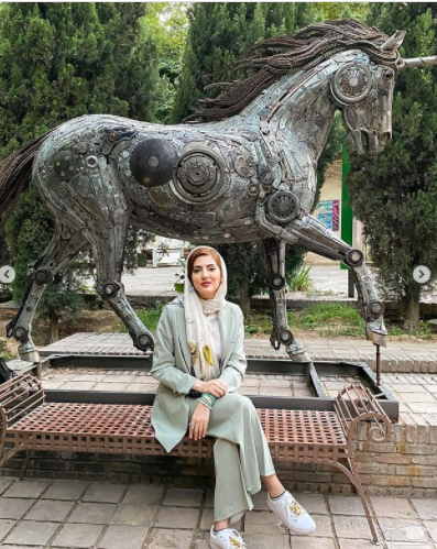 هلیا امامی در کنار اسب تک شاخ
