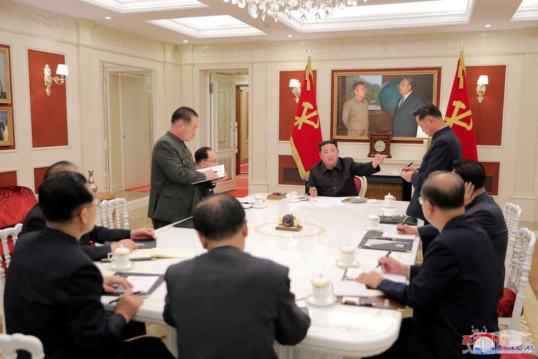رهبر کره شمالی در نشست حزب حاکم برای بررسی بحران شیوع کرونا در این کشور/ خبرگزاری رسمی کره شمالی
