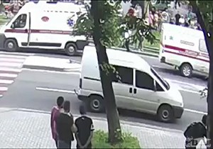 (فیلم) زیر گرفتن دختر نوجوان با ماشین آمبولانس