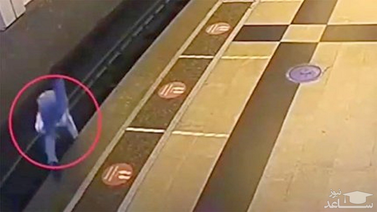 (فیلم)  نجات لحظه‌آخری زن جوان از روی ریل توسط مسافران مترو