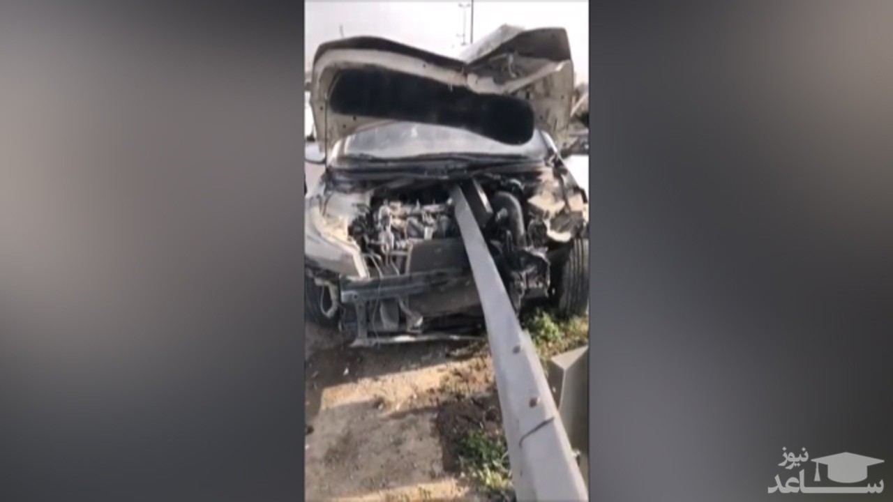 (فیلم) زنده ماندن معجزه آسای راننده پس از ورود گاردریل به داخل خودرو