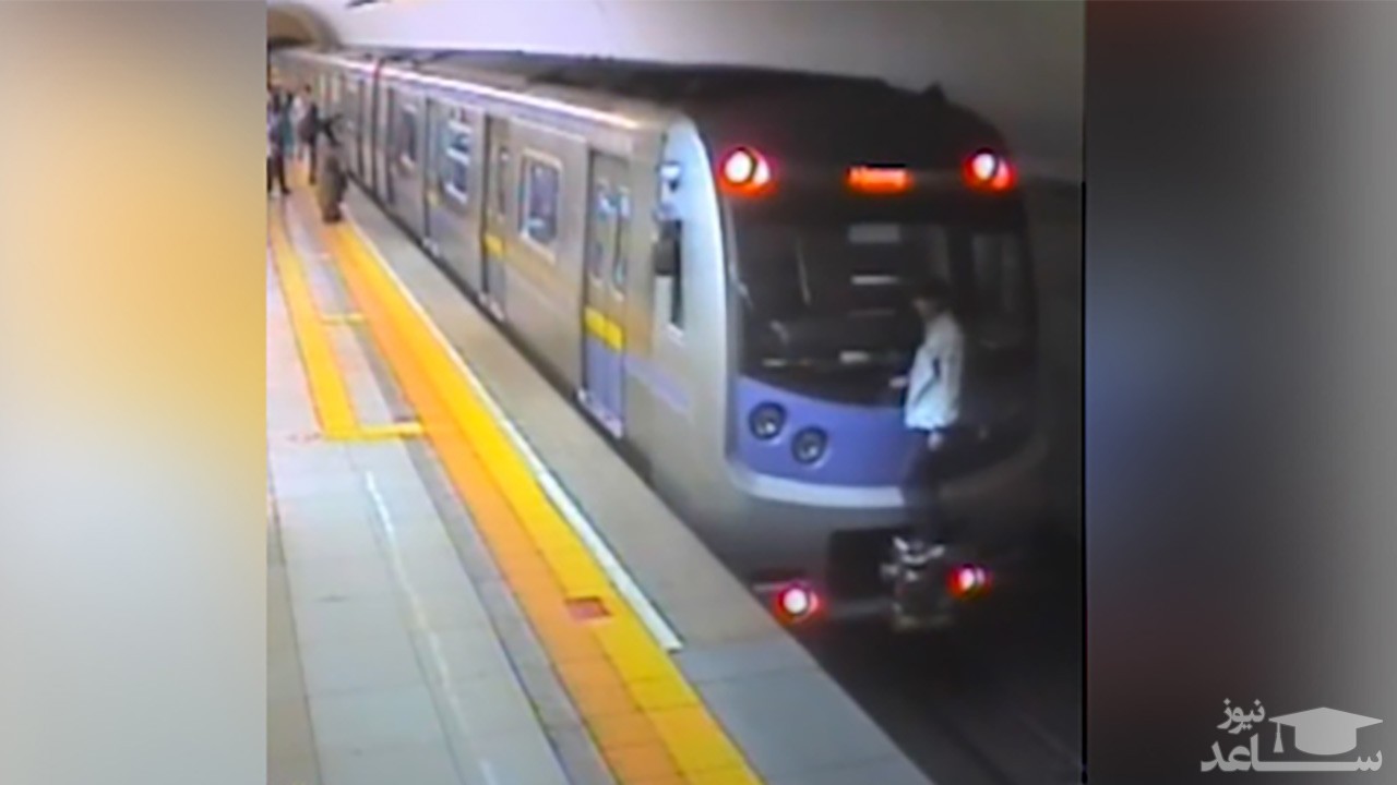 (فیلم) دستگیری فردی که با آویزان شدن از بدنه واگن مترو، یک ایستگاه را طی کرده بود! 
