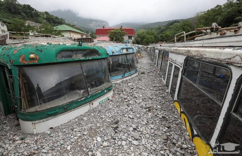 تصویر یک پارکینگ اتوبوس در شبه جزیره کریمه پس فروکش کردن از سیلاب و گل و لای