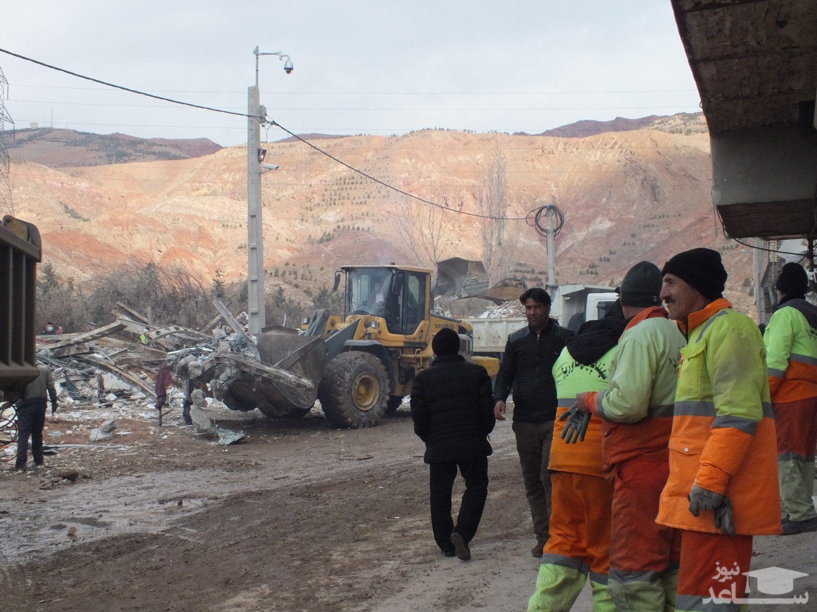 خاکبرداری ساختمان تخریب شده