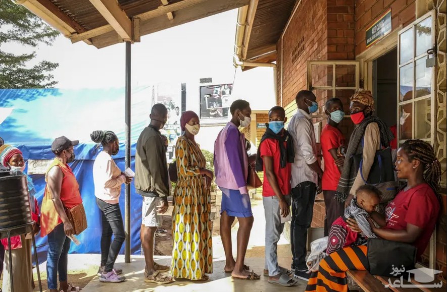 صف تزریق واکسن فایزر در مقابل یک مرکز واکسیناسیون در شهر "کامپالا" اوگاندا/ آسوشیتدپرس