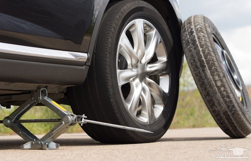 (عکس) حرکت انسان‌دوستانه یک سرباز راهور به پنچرگیری خودرو یک خانواده