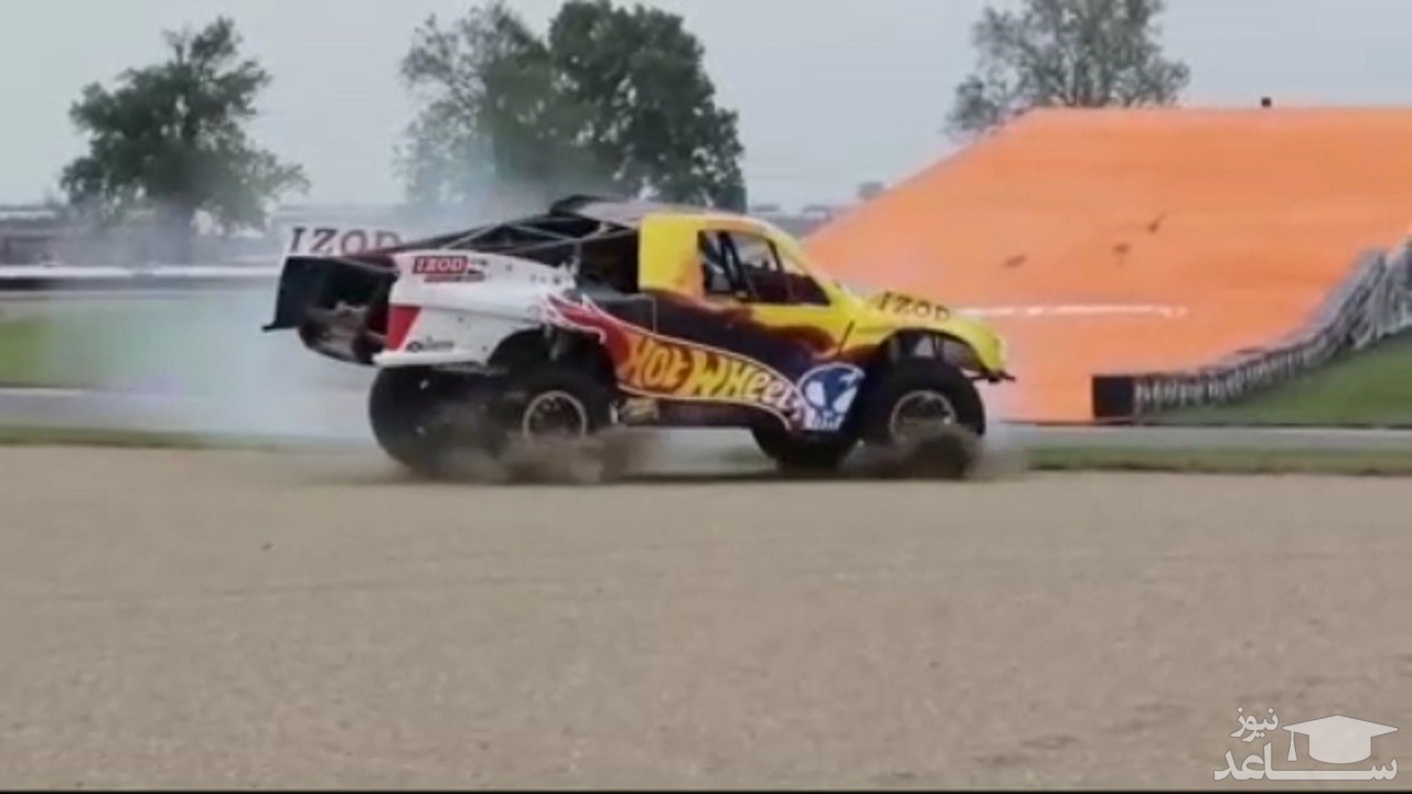 (فیلم) پرش دیدنی یک خودرو مسابقه‌ای از رمپ