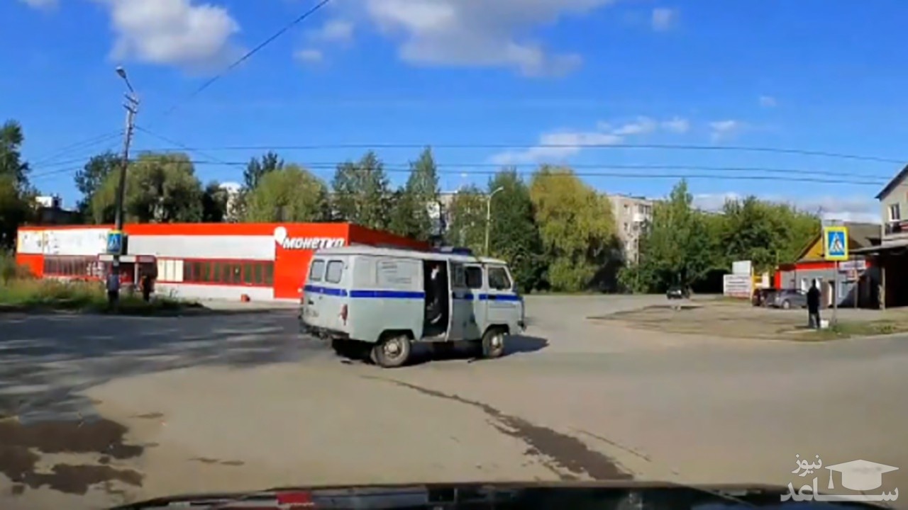 (فیلم) باز شدن ناگهانی درب خودروی پلیس حین حرکت