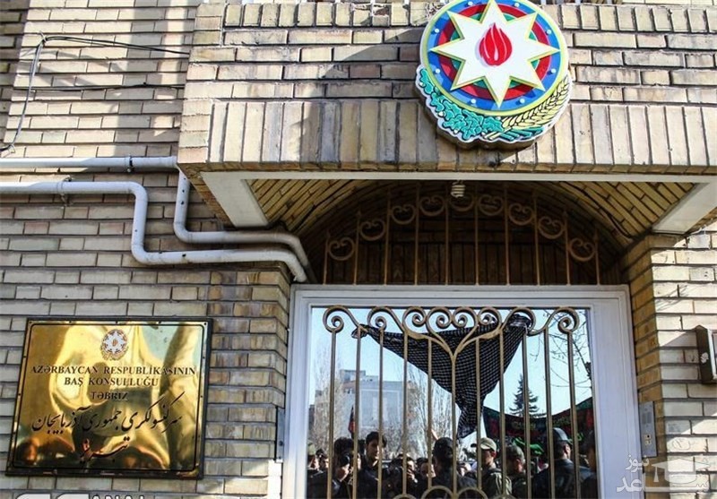 تصاویر نصب پرچم‌های حسینی مقابل کنسولگری آذربایجان در تبریز