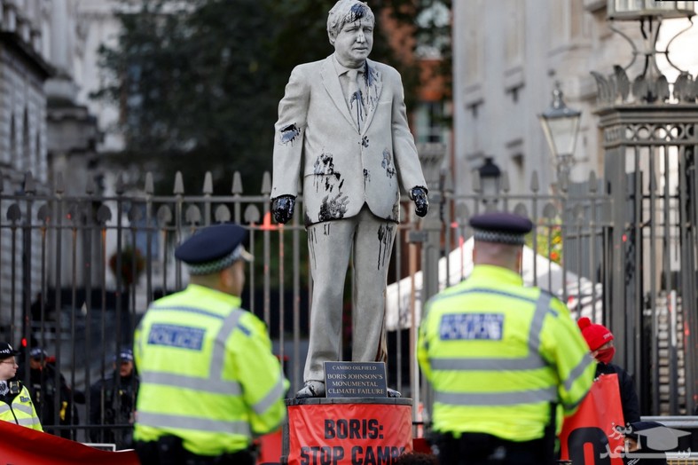 نفتی کردن مجسمه "بوریس جانسون" نخست وزیر انگلیس در جریان تظاهرات فعالان محیط زیست در لندن/ رویترز