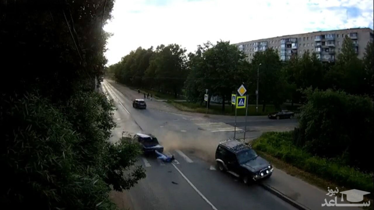 (فیلم) پرت شدن راننده به بیرون پس از تصادف وحشتناک در چهارراه