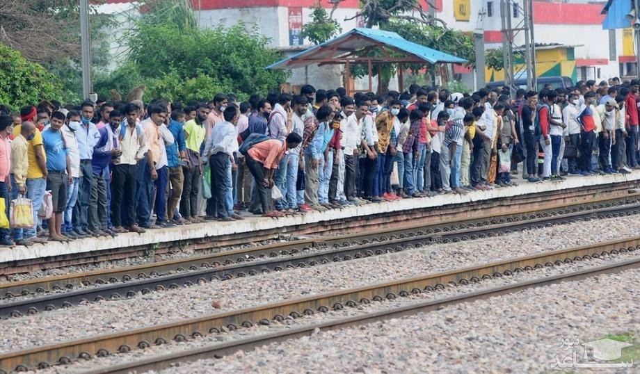 (عکس) آویزان شدن خطرناک هندی ها از قطار!