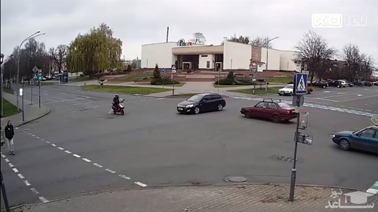 (فیلم) تصادف موتورسیکلت و خودروی سواری در چهارراه