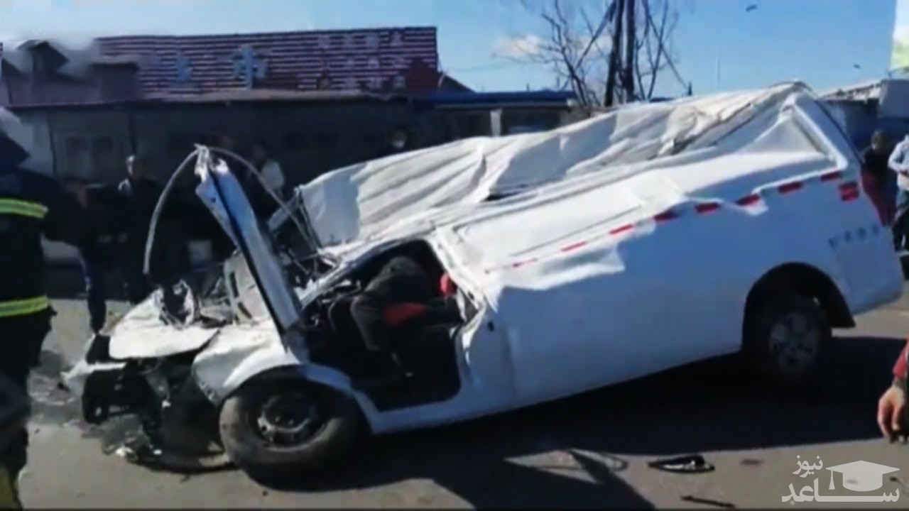 (فیلم) زنده ماندن معجزه آسای یک راننده پس از له شدن خودرویش توسط تریلی