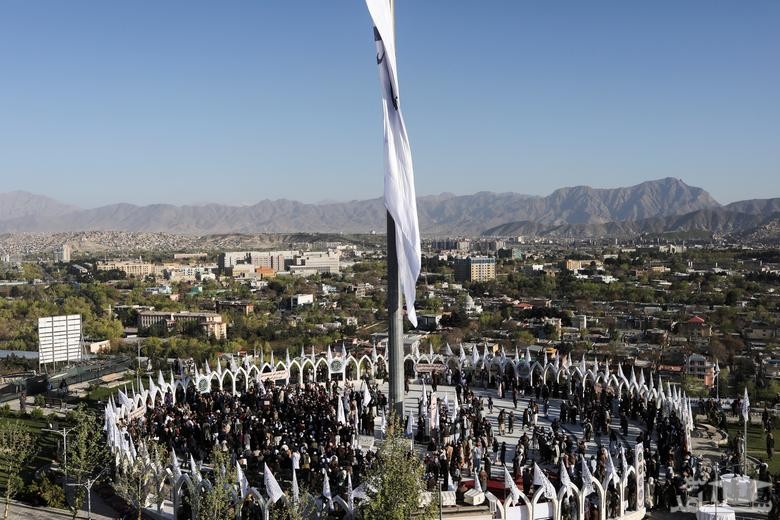 مراسم رسمی تغییر پرچم ملی افغانستان در شهر کابل. طالبان پرچم خود را جایگزین پرچم ملی سابق افغانستان کرد./ رویترز