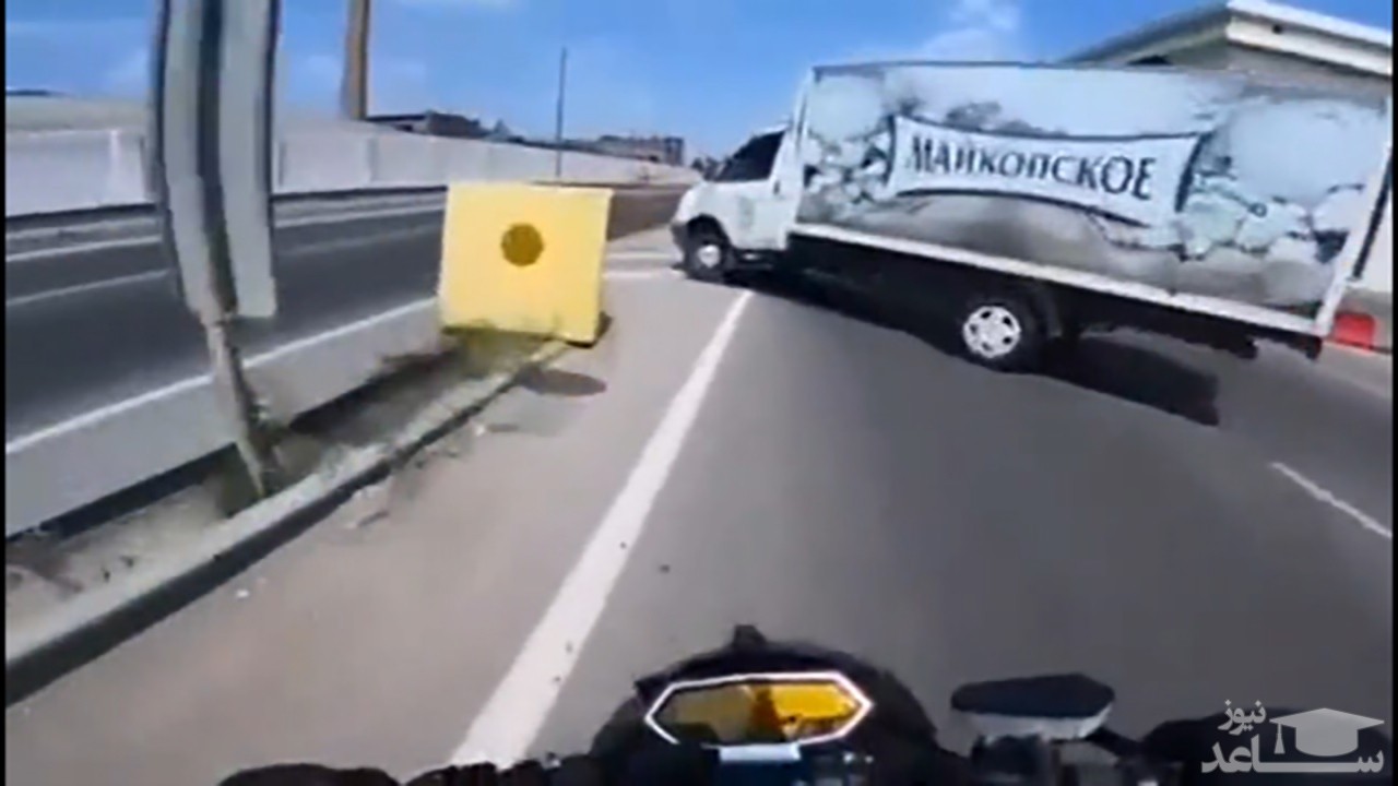 (فیلم) تصادف موتورسیکلت با کامیونت در خیابان