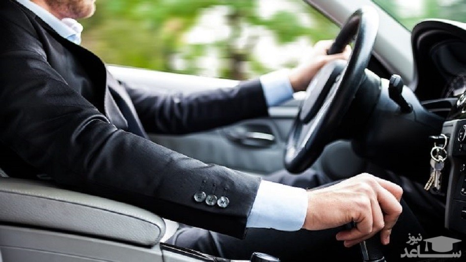 چرا هنگام رانندگی نباید دست خود را روی دنده نگه داریم؟
