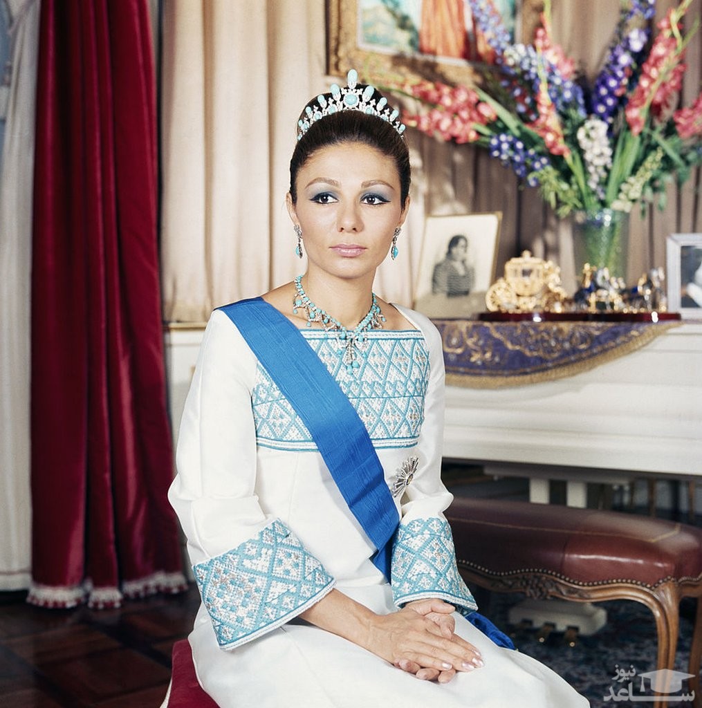 عکس قدیمی از پایین کشیده شدن مجسمه فرح در شمال